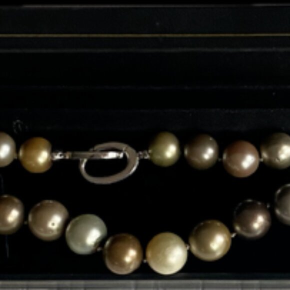 Genuine Tahitian Cultured South Sea Pearl necklace with silver lock - Picture 7 of 10